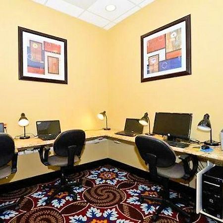 Causeway Bay Hotel Лансинг Екстер'єр фото