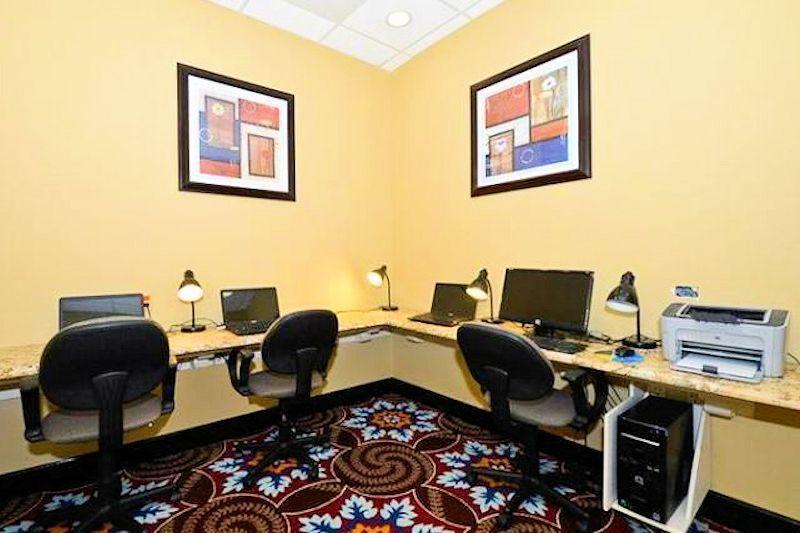 Causeway Bay Hotel Лансинг Екстер'єр фото